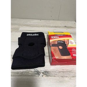 Mueller Sport Care antimicrobial 4-way adjustable knee support